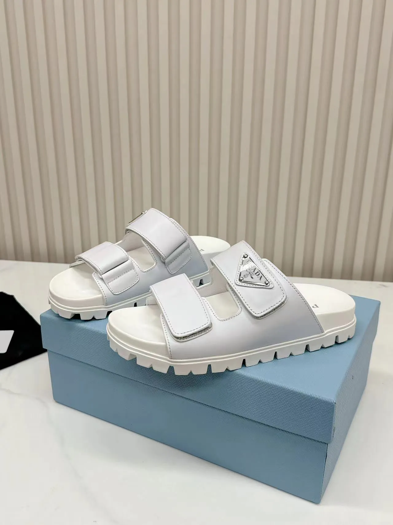 👟👟Ex-factory price 460👟👟 Prada2025’s latest Prada slippers, the slippers reveal a feminine atmosphere in a minimalist design. Triangular logo embellishment is eye-catching. Upper calfskin metal triangle logo 2 cm rubber sole Concave sole pattern Rubber sole Size 35---41